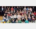 Bild: e
Die Eltern stellten sich mit ihren Kindern zum Gruppenbild in der Mehrzweckhalle Kümmersbruck.