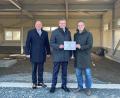 Bild: Stadt Marktredwitz/exb
Oberbürgermeister Oliver Weigel, DLRG-Vorsitzender Achim Trager und Lions-Vorsitzender Flavio Herrmann (von links) bei der Spendenübergabe.