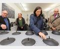 Bild: Wolfgang Steinbacher
Luftmuseum zum Anfassen: Bundestagsvizepräsidentin Katrin Göring-Eckardt (Zweite von rechts) ließ sich bei ihrem Besuch in Amberg von Museums-Chef Wilhelm Koch (links) die Exponate erklären und probierte auch das eine oder andere aus.