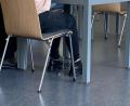Bild: jak
Mit Fesseln und Polizeibegleitung erschienen die drei Angeklagten vor dem Amtsgericht. Sie werden beschuldigt, 14 Menschen aus der Türkei und aus Syrien illegal nach Deutschland eingeschleust zu haben.