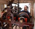 Bild: Stephan Huber
Mehrere Hundert Kilo wiegt das Uhrwerk aus Gusseisen im Kirchturm. Die Mechanik sollte regelmäßig gefettet und neu eingestellt werden, damit die Uhrzeit auch richtig angezeigt wird. Früher mussten die Kirchner das Uhrwerk noch per Hand aufziehen – doch immerhin das geht inzwischen automatisch.