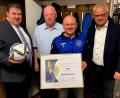 Bild: krz
Die SpVgg Schirmitz erhält die Goldene Raute mit Ähre (von links): Albert Kellner (BFV-Kreisvorsitzender), Thomas Lindner, Siegfried Pautsch, und Roman Melzer.