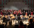 Bild: Witt-Gruppe/exb
Oper, Pop und Weltmusik. Die Sängerinnen und Sänger von Singing Witt um Chorleiterin Stefanie Zühlke-Schmidt und die Hofer Symphoniker treten im Herbst zweimal in der Max-Reger-Halle auf.