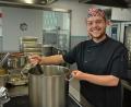Bild: jr
Küchenmeister Fabian Horn schwingt in Wunsiedel den Kochlöffel. Täglich sorgen er und seine vier Mitarbeiter für ein Mittagessen, davon profitieren mittlerweile auch die Menschen in Mitterteich, Pechbrunn, Wiesau und Fuchsmühl.