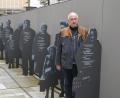 Bild: Benkhardt
Das Museum wird von Jochen Neumann geleitet. Das Bild zeigt ihn vor der Hofinstallation.