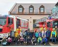 Bild: njn
Die Schuler der Klassen 3a und 3b waren bei der Feuerwehr Erbendorf zu Gast.. Mit auf dem Bild (hinten von links) die Jugendfeuerwehrleiter Roland Kaiser und Maximilian Winkler sowie Lehrerin Eva-Maria Schäffler.