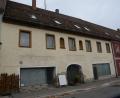 Bild: bey
Das Haus am Marktplatz 6 dämmert im Dauerschlaf vor sich hin. Die FWG/SPD-Fraktion hatte sich im Februar gegen eine Entrümpelung des Hauses ausgesprochen. Eine der Grundvoraussetzungen für das weitere Vorgehen am oder im Gebäude, wie Zweite Bürgermeisterin Andrea Lang und auch der Vertreter des Bayerischen Landesamts für Denkmalpflege meinen.