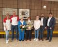 Bild: gi
Bürgermeister Armin Bulenda (Zweiter von rechts) und Sandro Gallitzendörfer (rechts) sowie Sandra Görlisch (Dritte von rechts) vom BRK-Kreisverband Weiden danken Lotto Hofmann (Dritte von links) für 35 Jahre als ehrenamtliche Leiterin der BRK-Wassergymnastik. Seit 35 Jahren dabei ist auch Anneliese Franke (Mitte).