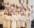 Bild: Julian Probst/exb
22 Kinder feiern in der Pfarrei St. Michael Poppenricht Erstkommunion zusammen mit (hinten, von links) Simone Koch, Janina Schmidt, Monika Leditschke, Gemeindereferentin Regina Probst und Pfarrer Dominik Mitterer.