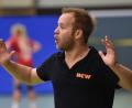 Archivbild: A. Schwarzmeier
HC-Trainer Jannis Prelle freut sich über den abschließenden Saisonsieg seiner Mannschaft.