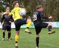 Bild: Dieter Jäschke
Der Windischeschenbacher Bastian Weidner (gelbes Trikot) hindert SVA-Stürmer Daniel Nordgauer daran, an den Ball zu kommen. Die SpVgg Windischeschenbach verlor das Gipfeltreffen in der Kreisklasse Ost gegen den SV Altenstadt/WN mit 3:4 und ist damit raus aus dem Titelrennen.