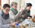 Bild: ads
Mit ihren lebenswichtigen, zellregenerierenden und vitalisierenden Wirkstoffen werden Knospen als Phytopharmaka und Vitalnahrung eingesetzt, wie die Teilnehmerinnen des Workshops über Knospentherapie im Kräutergarten erfuhren.