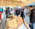 Bild: lg
Für seine Spezialitäten aus dem Salzburger Land hatte der österreichische Händler auf dem Marktplatz seine Kundschaft.