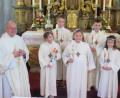 Bild: Christine Schwarz/exb
Fünf Kinder feiern im Kuratbenefizium Paulsdorf Erstkommunion (von links): Pfarrer Ludwig Gradl, Clarissa Meier, Leon Lindenthal, Marie Schmidl, Luis Platta und Isabella Ott.