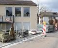 Bild: bey
Die Arbeiten für die Erweiterung des Kinderhauses kündigen sich an. Für die Verlegung der Kanalleitungen als erste Maßnahme sind die notwendigen Gerätschaften angeliefert worden.