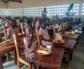 Bild: David Djore Dare
Das mundet den Buben und Mädchen: ein warmes Essen zu Mittag aus ihrer Schulküche, dazu Brot aus dem ebenso hauseigenen typisch afrikanischen Stein-Backofen.