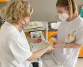 Bild: Kliniken Nordoberpfalz, Michael Reindl/exb
Hebammen-Studentin Lisa-Marie Eckl ist von Anfang an voll in den Arbeitsalltag der Hebammen eingebunden – auch während ihres Praxiseinsatzes am Klinikum Weiden.