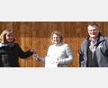 Bild: Stefan Betz/exb
Ehrenamtlicher Fledermausbetreuer Rolf Dorn, Johanna Betz und Birgit Simmeth, die Gebietsbetreuerin Naturpark Oberpfälzer Wald und Oberpfälzer Seenland, freuen sich, dass die Hilfsprojekte für Fledermäuse unterstützt werden.