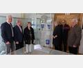 Bild: Christine Schreiber/exb
Bürgermeister Robert Lindner, Vorsitzender Erich Schieder, Museumsleiterin Karin Pausch, Glasermeister Bernd Schnappauf und Bürgermeister a. D. Fred Lehner (von links) waren erfreut, dass Christine Wirth (Dritte von links ) ganz im Sinne ihres Schwiegervaters und ihres verstorbenen Mannes Willibald handelte und die Kunstwerke als Dauerleihgabe für das Museum zur Verfügung stellte.