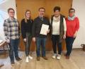 Bild: Christoph Witt/exb
Vorsitzender Michael Kick und Kreisvorsitzende Nicole Bäumler danken dem treuen Mitglied Herbert Simmerl. Mit im Bild Elke Beßenreuther und Karin Alwang (alle von links).