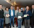 Bild: bey
Vorsitzender Martin Puff (links) ehrt die langjähtigen Mitglieder Rudi und Rosi Siegl, Wolfgang und Emma Weber sowie Georg und Anna Striegl. Auch Stadtrat Hans Kick (rechts) gratuliert.