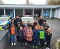 Bild: soj
Die Löschzwerge Ebnath mit ihren Betreuerinnen Monika Horn (von links), Andrea Braun und Bianca Käß sowie zwei Polizisten der Polizeiinspektion Marktredwitz.
