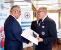 Bild: Matthias Balk/Bayerisches Rotes Kreuz/exb
Bayerns Innenminister Joachim Herrmann (links) zeichnete den Hirschauer Michael Schmid aus.