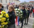 Archivbild: nm
Vom Appellplatz aus ziehen Jugendliche hinunter in das "Tal des Todes" zum "Platz der Nationen" zur Kranzniederlegung. Pandemiebedingt fiel dieser Gedenkakt in der KZ-Gedenkstätte Flossenbürg jahrelang aus. Am Sonntag soll sich wieder ein ähnliches Bild bieten.