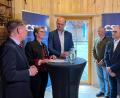 Bild: nza
Staatsminister Albert Füracker (Dritter von links) im Gespräch mit Bürgermeisterin Marion Höcht (Zweite von links) und CSU- Kreisvorsitzendem Tobias Reiß (links).
