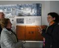 Bild: kaz
Teil des Museumsteams: Anne Frank (rechts) erzählt die Geschichte einer Erbendorferin, die nach Amerika auswandern wollte.
