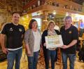 Bild: bk
FC-Vorsitzender Jürgen Grundler nimmt die 1000-Euro-Spende von Heidi Wisneth und Karin Schulz entgegen. Mit dabei Projektleiter Thomas Wiesneth (von rechts).