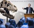 Bild: Michael Buholzer/KEYSTONE/dpa
Cyril Koller, Geschäftsleiter des Auktionshauses Koller, gestikuliert neben dem Kopf eines T-Rex-Skeletts während einer Auktion des Auktionshauses Koller.