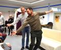 Bild: ubb
Szene für Szene wird im Probenraum der Kreismusikschule mehrmals wiederholt. Die Parts müssen sitzen, es geht in die Endphase, denn am 22. April ist Premiere der Operette. Hier proben Lutz Beckmeyer als Graf Danilo und Wolfgang Braun (von links) als Baron Zeta eine gemeinsame Szene.