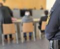 Bild: scm
Die Angeklagte sitzt im Gerichtssaal des Landgerichts. Die Frau muss sich vor dem Landgericht Weiden verantworten, weil sie zwei ihrer Kinder aus einem Fenster gestoßen haben soll.