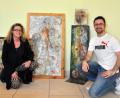 Bild:  Karoline Gajeck-Scheuck/exb
Die Künstlerin Petra Gross und zwei Ihrer Stücke. Mit im Bild Stadtwerke Amberg Bäder und Park GmbH-Eventmanager Daniel Wanninger.
