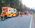 Bild: nic
Zahlreiche Einsatzkräfte eilten am Mittwochabend einer Frau zur Hilfe, die mit ihrem Fahrzeug auf der B22 auf Höhe Kornhof gegen einen Baum geprallt war.