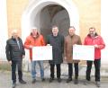 Bild: pop
Spenden für die Sanierung des Schmidmühlener Ehrenmals übergeben (von links): Vitus Vogl und Johann Meiler (Jagdgenossenschaft), Bürgermeister Peter Braun, Karl Fochtner und Georg Popp (Krieger- und Reservistenkameradschaft).