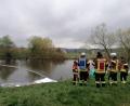 Bild: Kristin Winderl
Die Nabburger Feuerwehrmänner kontrollieren die Ölsperre an der Nordgauhalle nun eine Woche lang, zwei Mal täglich.