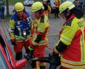 Bild: Marco Arnold, Feuerwehr Grafenwöhr/exb
Wie bei einem echten Verkehrsunfall musste innerhalb eines engen vorgegebenen Zeitrahmens die Unfallstelle abgesichert sowie der Brandschutz sichergestellt werden. Alle benötigten Gerätschaften, um die eingeklemmte Person zu befreien, wurden dazu auf einer speziellen Plane vorbereitet.
