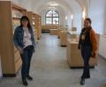 Bild: jr
Tourist-Info-Leiterin Gabi Bleistein (links) und Kerstin Heindl in den neuen großzügigen Räumen im Erdgeschoss des Historischen Rathauses. Neben Möbeln zur Präsentation des Infomaterials gibt es Vitrinen, die mit Mitterteicher Porzellan bestückt sind.