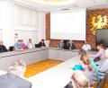 Bild: njn
Im Sitzungssaal des Rathauses trafen sich die Stadträte aus Plesna und Erbendorf zur gemeinsamen Sitzung. Mit auf dem Bild (Stirnseite von links) Plesnas Bürgermeister Petr Schaller, Bürgermeister Johannes Reger und Verwaltungsrat Hubert Wojtenek.