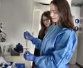 Bild: lue
Judith Mehler (vorne) und ihre Kollegin Gina Pommerenke arbeiten für das Unternehmen Bio-Varance in Tirschenreuth an der deutschlandweiten Studie "P4D" mit, die zum Ziel hat, die Diagnostik, Prävention und Therapie von Depression zu verbessern.