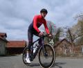Bild: Würth, Wolfgang
Nicht mehr in den grün-schwarzen Bora-Hansgrohe-Farben: Ex-Profi Andreas Schillinger wirbt auf seinem Trikot jetzt für den eigenen Radladen in Amberg.