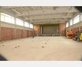 Bild: bey
Kaum mehr wiederzuerkennen ist die Mehrzweckhalle. Die Mitarbeiter des Bauhofes und der Schulhausmeister haben ganze Arbeit geleistet und damit der Gemeinde mit ihrem Einsatz für die "Entkernung" große Ausgaben erspart, wären diese Arbeiten von einer Fremdfirma übernommen worden.