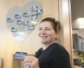 Bild: Gabi Schönberger
Das Café Mitte wird vom gleichnamigen gemeinnützigen Verein geführt und ist in dem Förderprojekt "Soziale Stadt" integriert. Leiterin Corina Valea freut sich über das neue Projekt mit Herz.