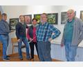 Bild: Thomas Enslein/exb
Reinhold Schulz, Thomas Enslein, Regina Pschirrer, Herbert Hannauer und Alois Hubmann (von links) arbeiten an der Fotoausstellung, die am Freitag, 21. April, eröffnet wird.