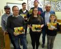 Bild: gz
Bürgermeister Markus Bauriedl gratuliert Jürgen Schulze, Lukas Kick, Mario Sauer (hinten, von rechts) und Hans Moritz, Celine Plohmann und Emilio Joel Sauer (vorne, von links) zu ihren Preisen.