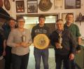 Bild: Schützenverein Reichenstein/exb
Zur Siegerehrung stellten sich die Gewinner Klaudia Hiebenthal, Alexander Müller und Hans Schiener. Die Schützenmeister Michael Knott und Helmut Werner gratulierten.