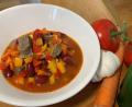 Bild:  Michael Schiffer 
Fleisch und Bohnen werden bei diesem Chili getrennt zubereitet und kommen erst später in die Flüssigkeit mit den Gemüsen, Gewürzen und Kräutern.