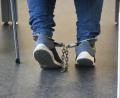 Bild: Gabi Schönberger
Am Donnerstagvormittag betrat die 32-Jährige das Landgericht Weiden mit Fußfesseln. Am Nachmittag war sie eine freie Frau.